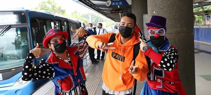 Recreadores incentivando el uso del tapabocas en el MIO
