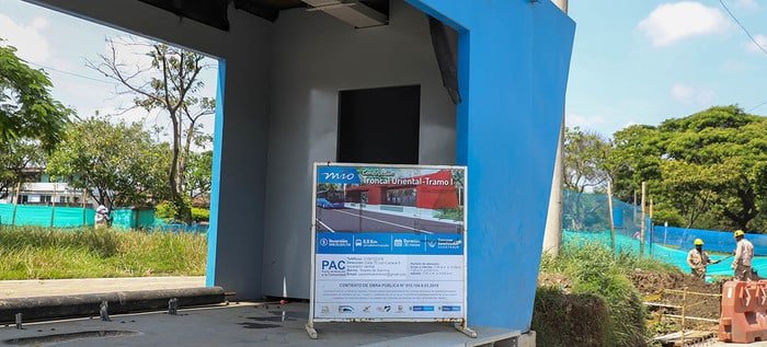 Troncal oriental, tramo 1 en construcción, de fondo se ven dos trabajadores excavando.