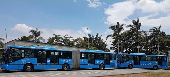 Dos buses del mio estacionados en una terminal