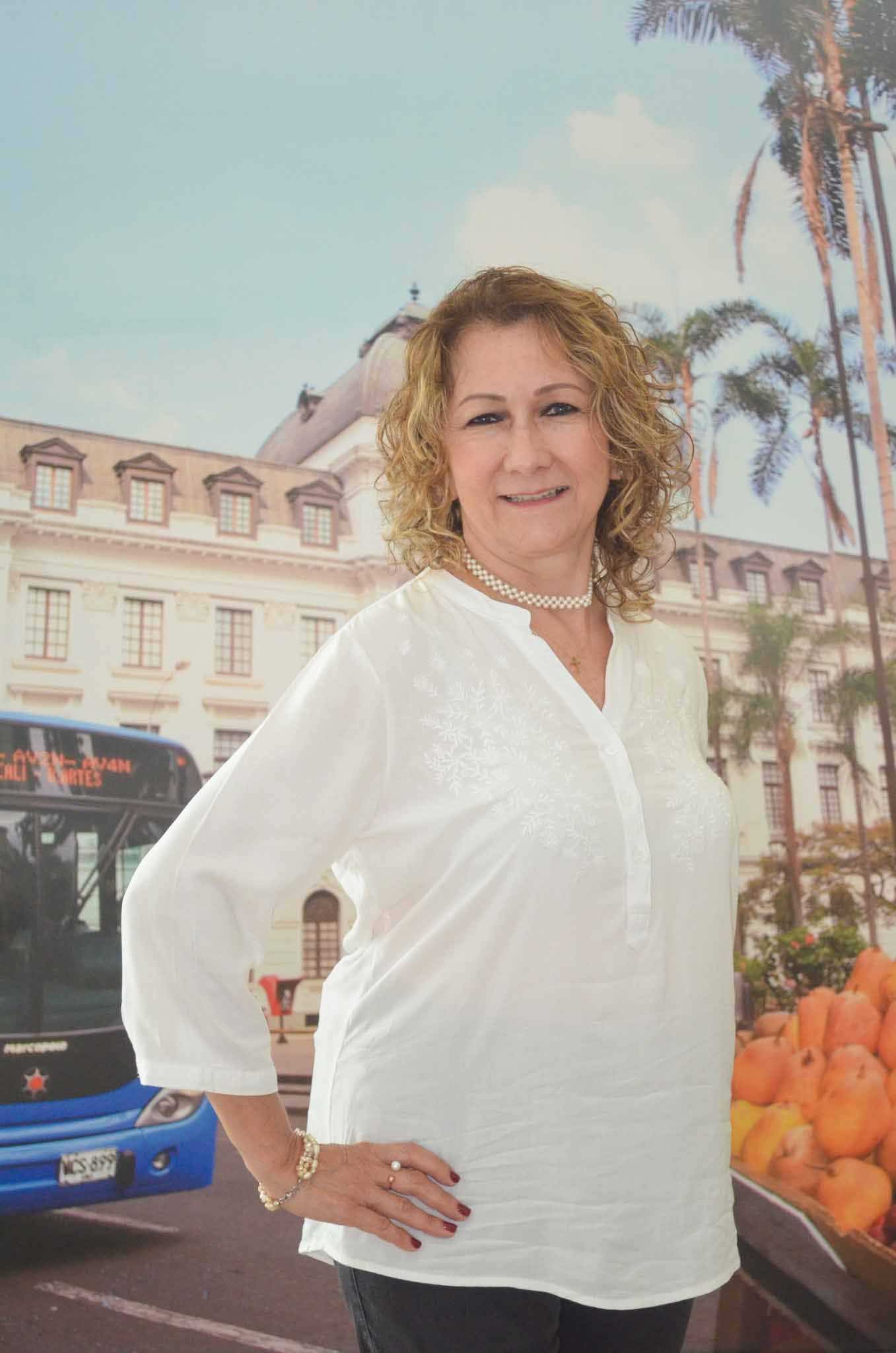 Foto de Adriana Victoria Plazas Chavarro, Profesional Especializado de oficina de construcción. Se encuentra de frente y sonriendo.