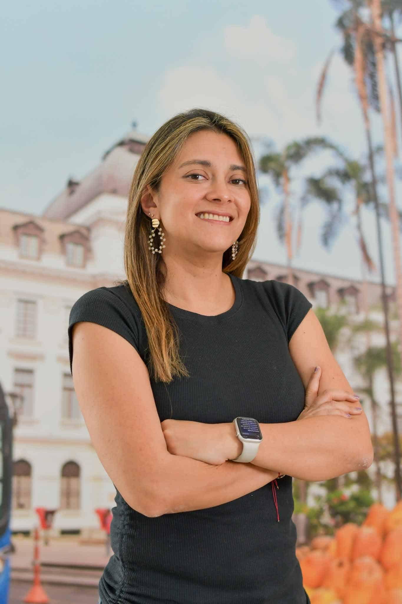 Foto de Catherine Hormiga Peña, Se encuentra de frente y sonriendo.