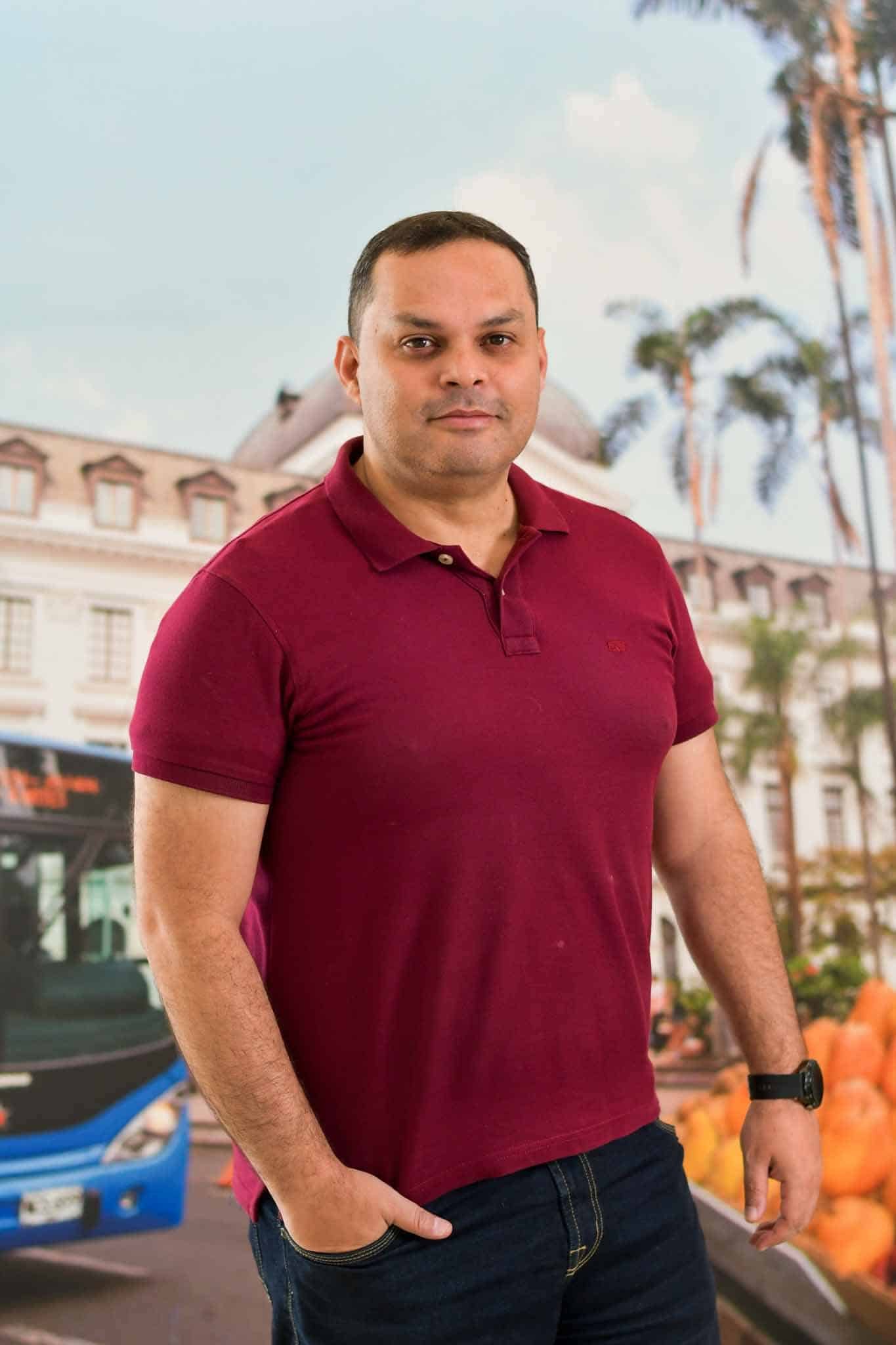 Foto de Diego Felipe Guerrero Torres, profesional especializado de la oficina de estudios diseños y licitaciones. Se encuentra de frente y sonriendo.