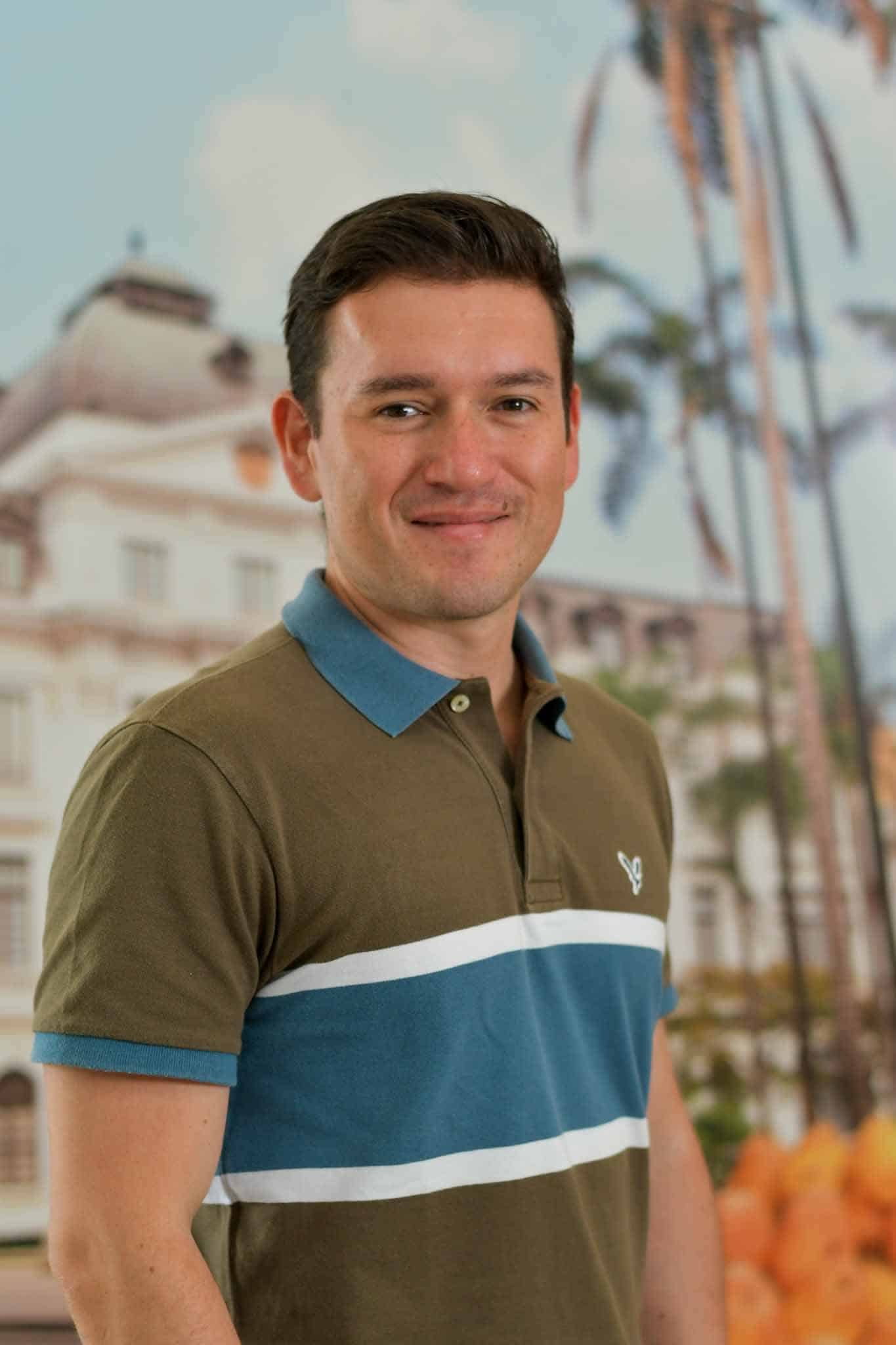 Foto de Diego Fernando Castellanos, jefe de oficina de estudios diseños y licitaciones. Se encuentra de frente y sonriendo.