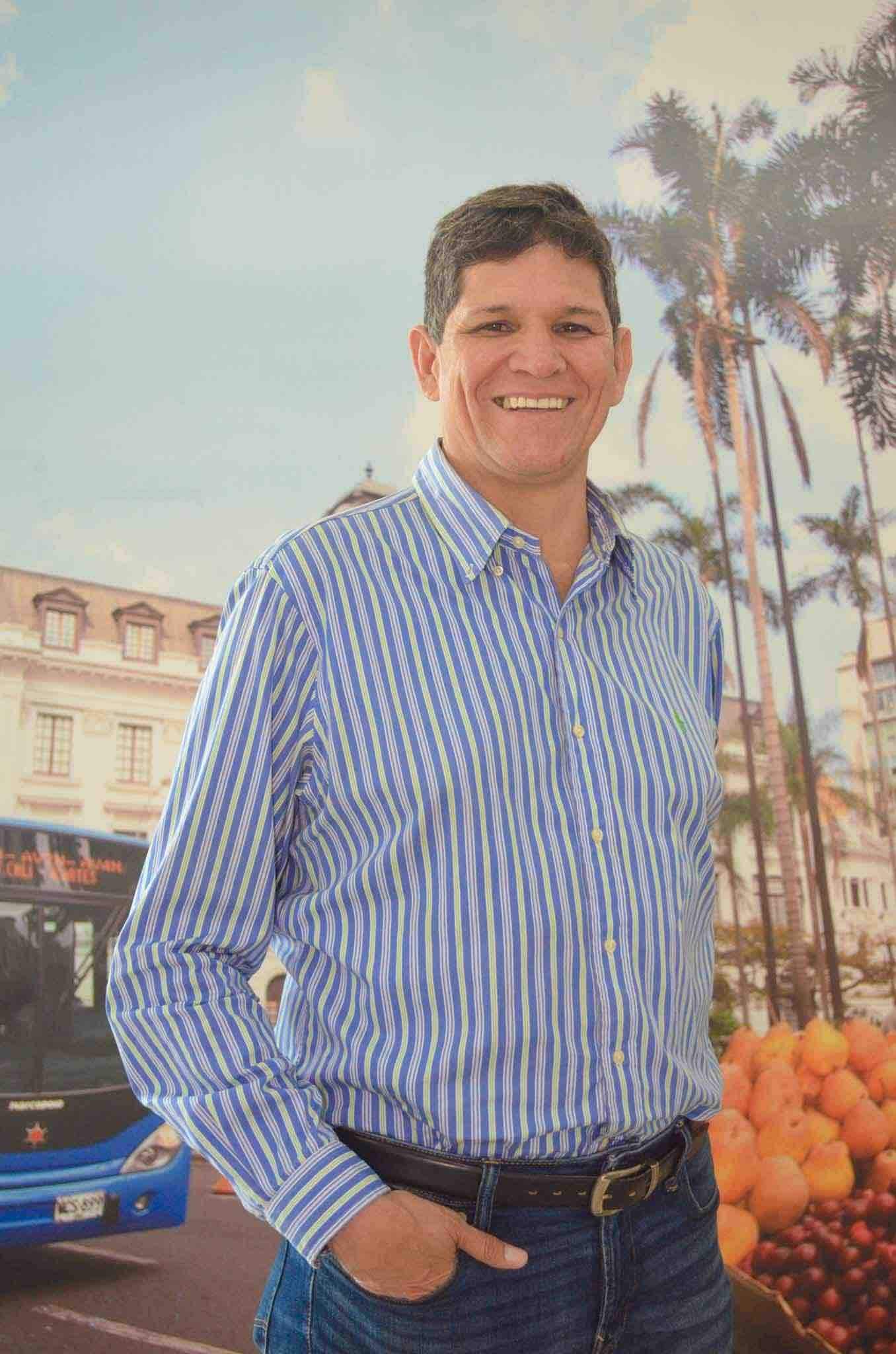 Foto de Francisco Javier Ortiz, Jefe de oficina de construcción. Se encuentra de frente y sonriendo.
