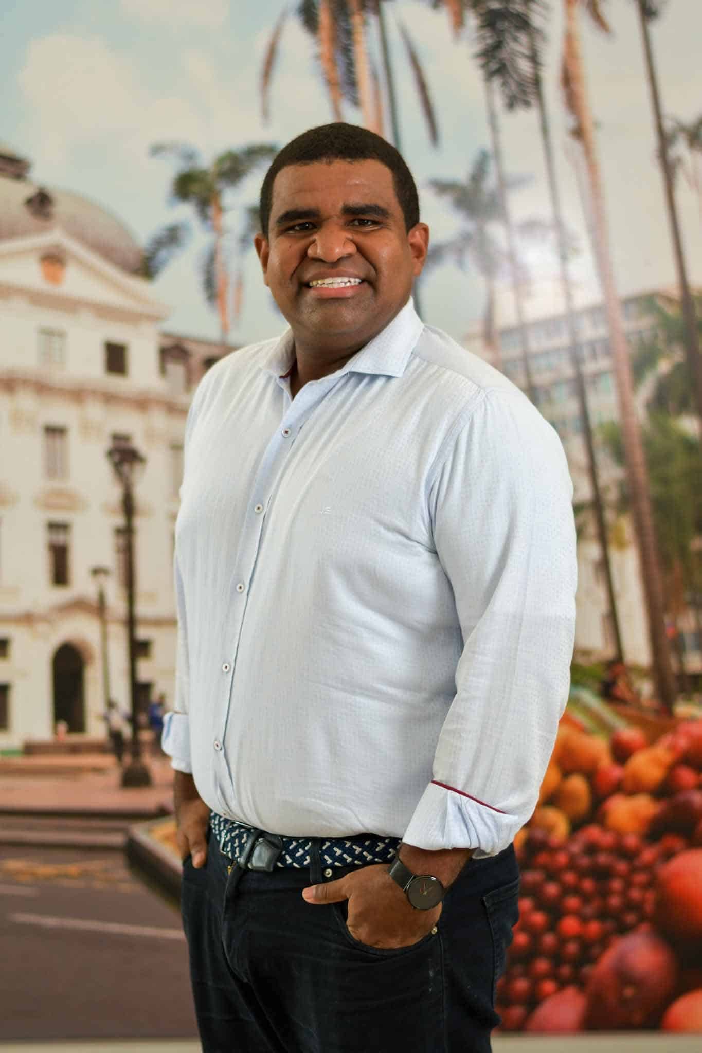 Foto de Héctor Mauricio Álvarez Mosquera, Profesional especializado de oficina de gestión Financiera. Se encuentra de frente y sonriendo.