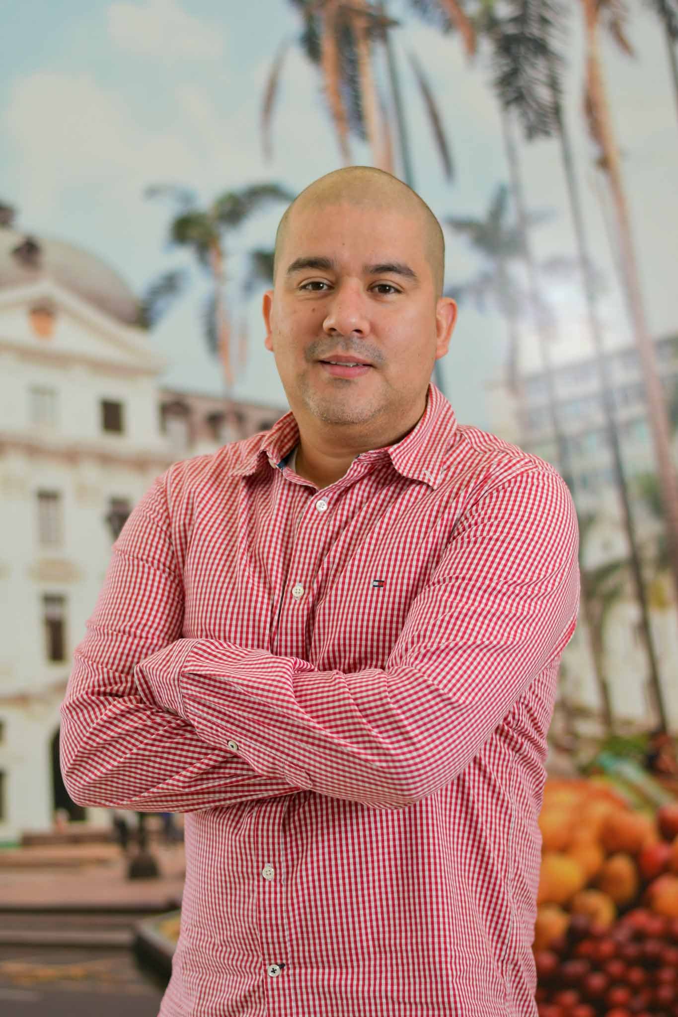 Foto de Jaime Alberto Alomia Fernández, Profesional Universitario de oficina de gestión Financiera. Se encuentra de frente y sonriendo.