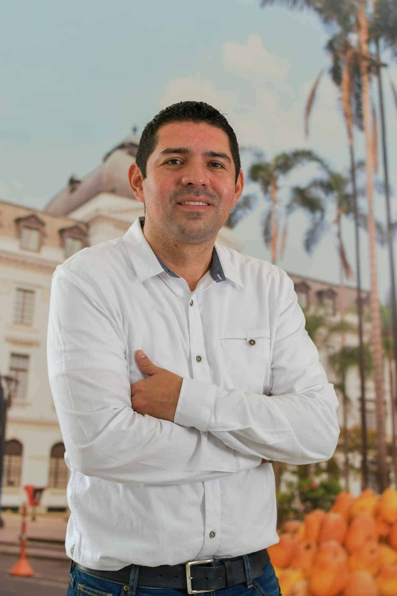 Foto de Jorge Armando Vergara Acero, Profesional especializado de oficina de defensa Judicial. Se encuentra de frente y sonriendo.