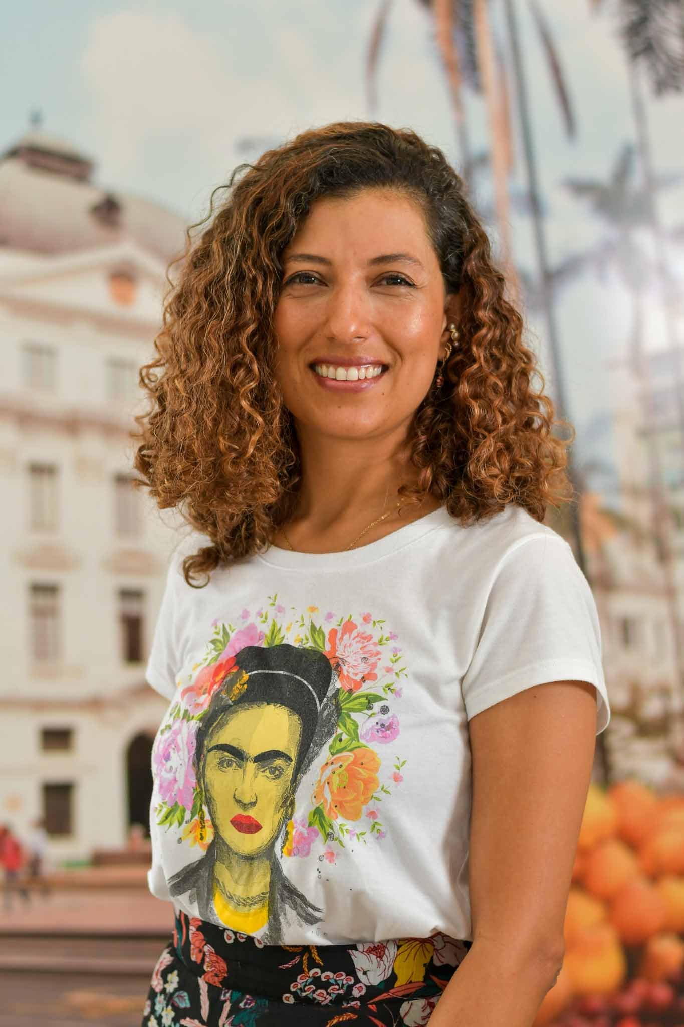 Foto de Lina María García Ávila, Profesional Universitario de oficina de Construcción. Se encuentra de frente y sonriendo.