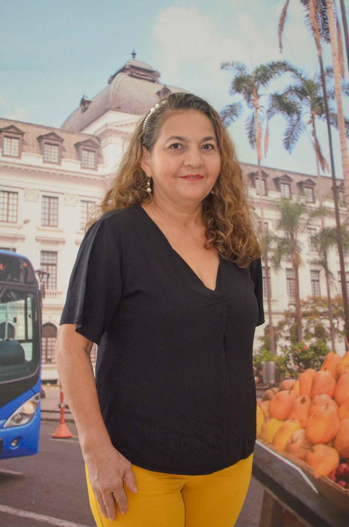 Foto de María Amparo Zuluaga, Técnico Administrativo de la dirección financiera y administrativa. Se encuentra de frente y sonriendo.