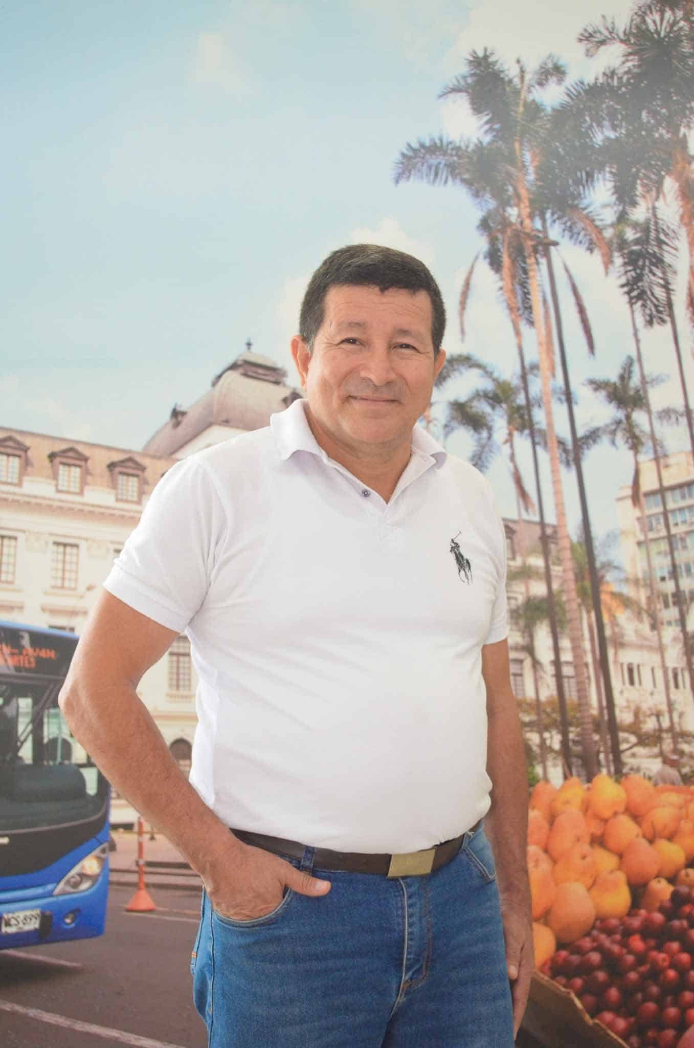 Foto de Uriel Ramírez, Profesional Especializado de oficina de Sistemas. Se encuentra de frente y sonriendo.