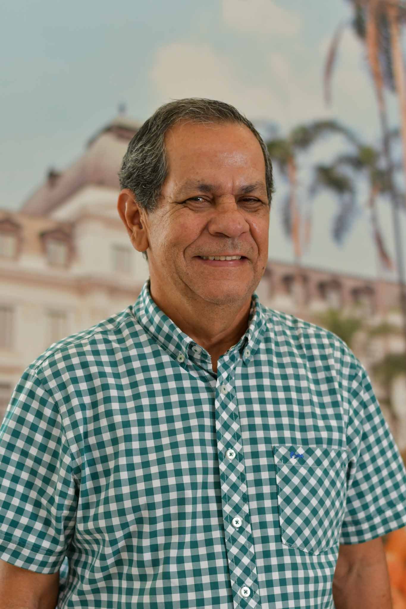 Foto de Víctor Beltrán Mantilla, Profesional Universitario de oficina de Construcción. Se encuentra de frente y sonriendo.