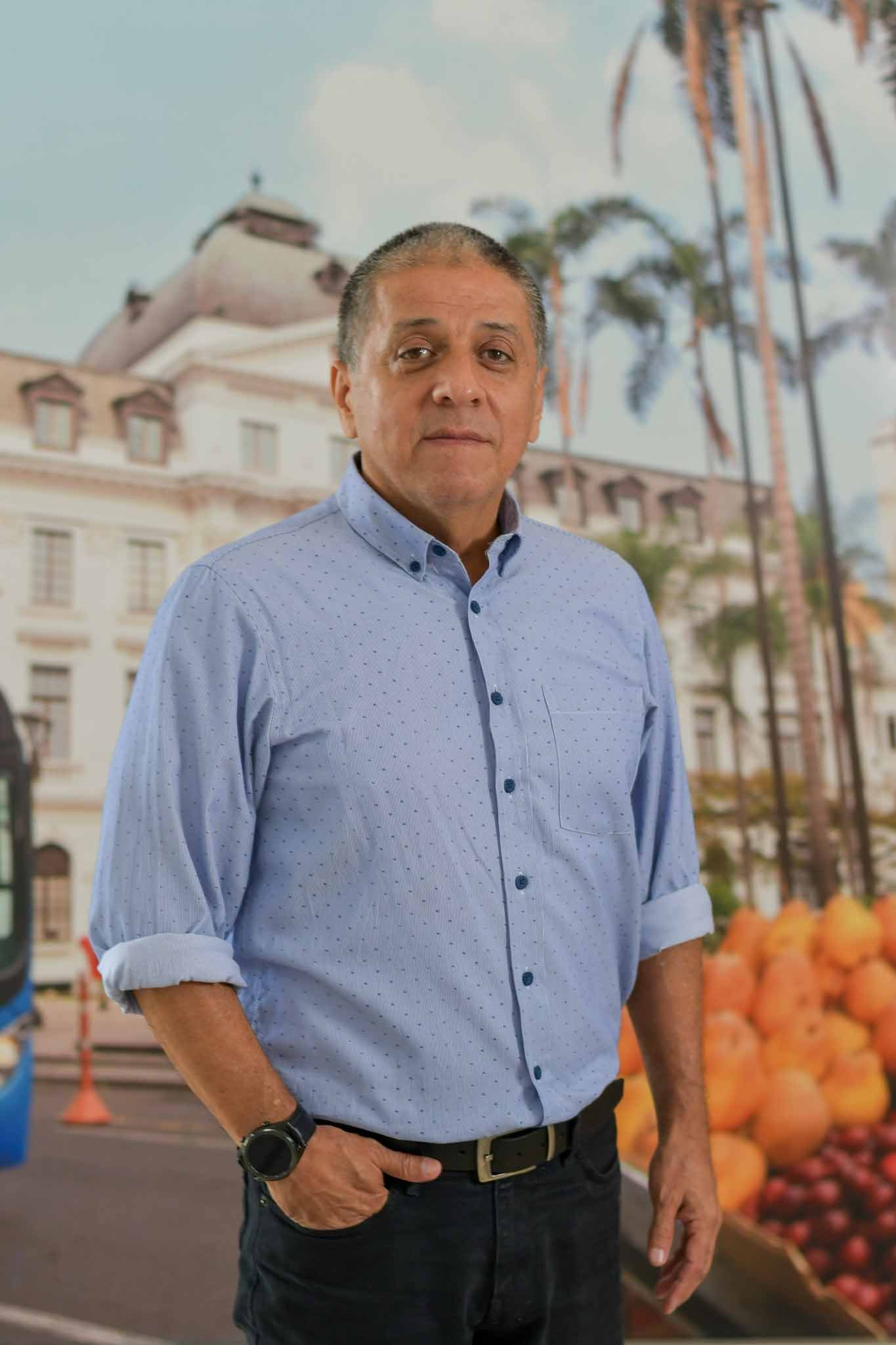 Foto de Yesid Eduardo Tello Vidal, Profesional Especializado de oficina de control de la operación. Se encuentra de frente y sonriendo.
