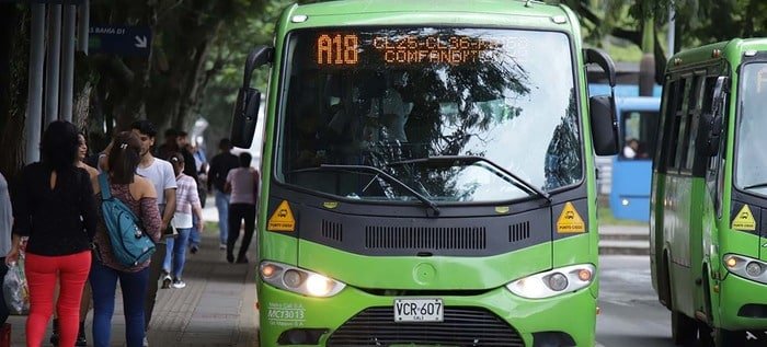 Alimentador A18 de frente estacionado en una parada del MIO