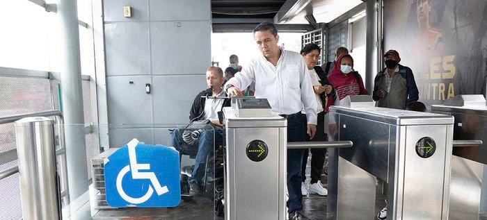 Estacion del mio con entrada para personas con movilidad reducida