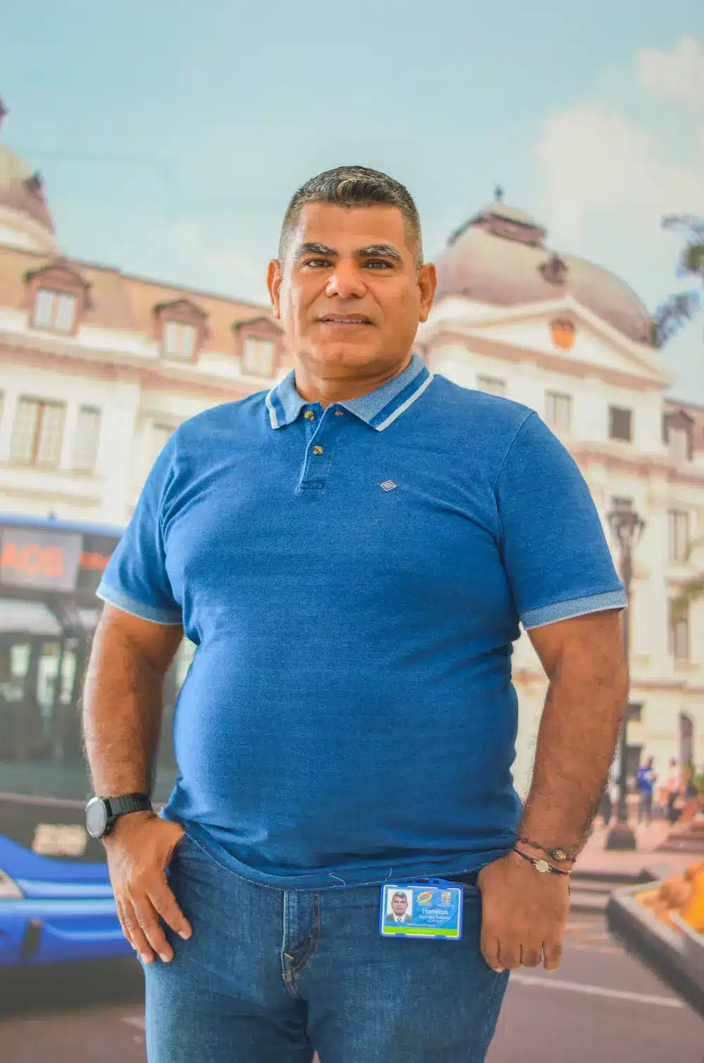 Foto de Hamilton Corrales Rubiano, Profesional en sistemas, se encuentra de frente y sonriendo