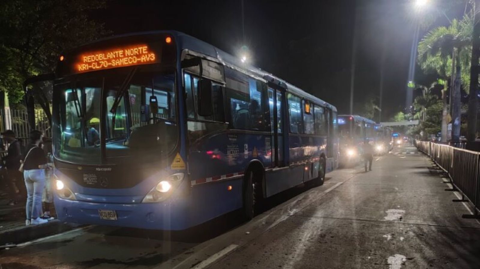 Buses del MIO en fila dando apoyo al Festival de música del pacifico Petronio Álvarez