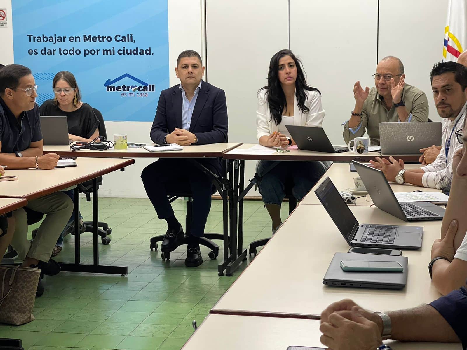 Funcionarios y presidente de Metro Cali en reunión sostenida por Metro Cali con la mesa de trabajo con Procuraduría