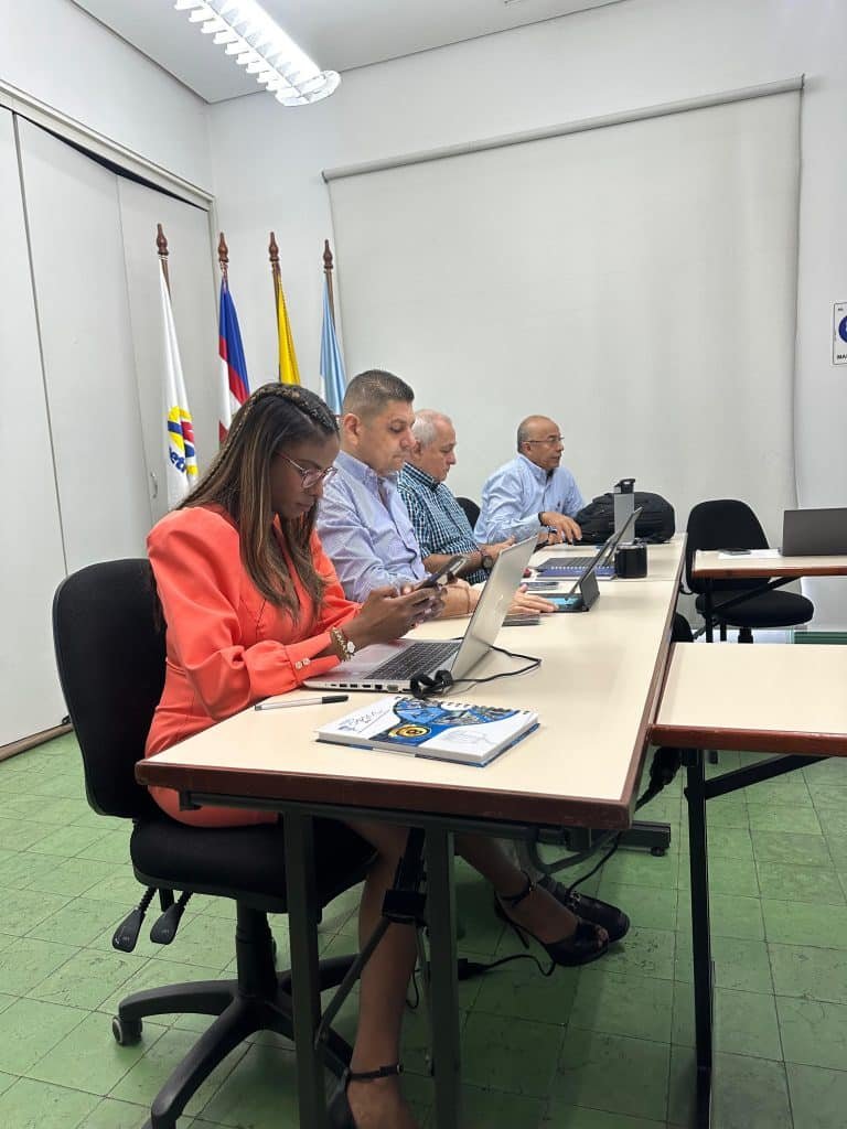 Se observa a funcionarios de metrocali, incluyendo al presidente, atendiendo la reunión efectuada entre Blanco y Negro masivo y Metrocali