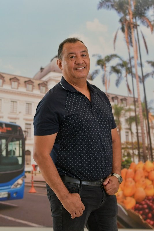 Foto de Juan Andrés Quigua Alderete, Auxiliar Administrativo, se encuentra de frente y sonriendo