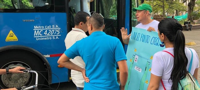 Usuarios del MIO recibiendo informacion de un colaborador antes de subir al BUS
