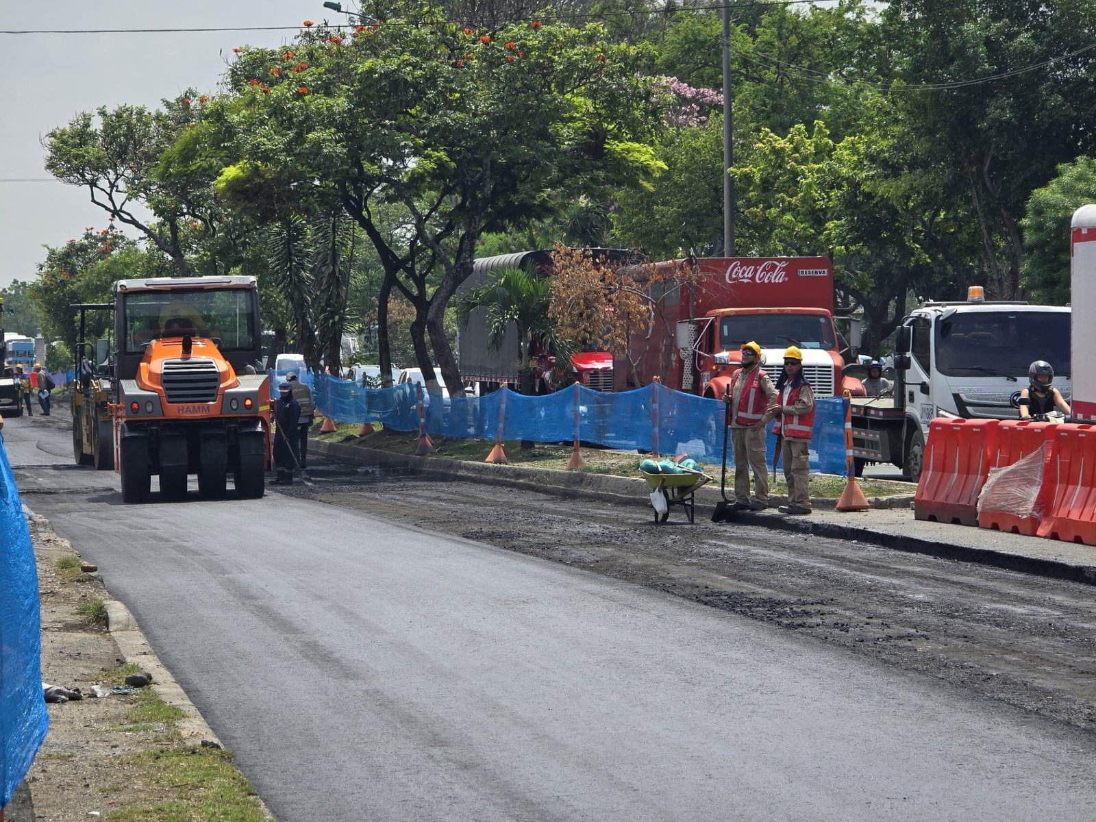 Foto de vía en reparación, en la cual se encuentra una máquina y personal de obra.