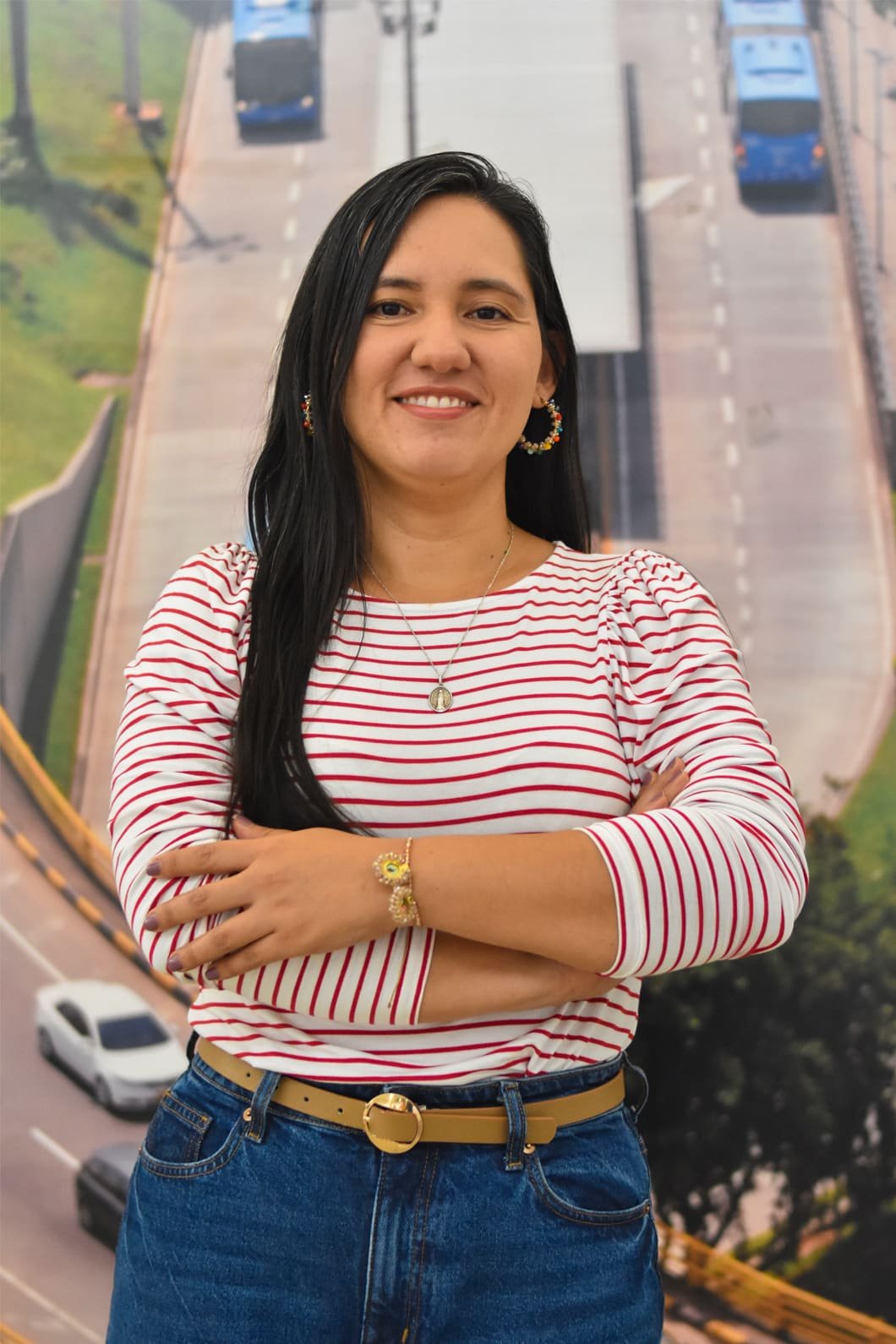 Foto de Karen Andrea Gaviria, adscrita a la Dirección de Planeación. Se encuentra de frente, con los brazos cruzados y sonriendo.