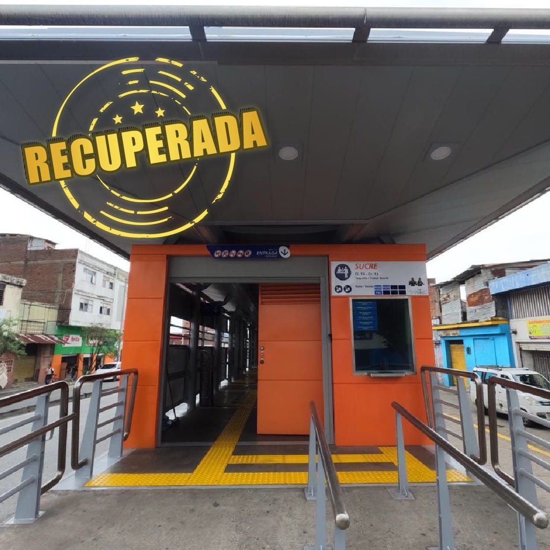 Foto donde se ve la entrada de la estación Sucre y el sello de recuperada.
