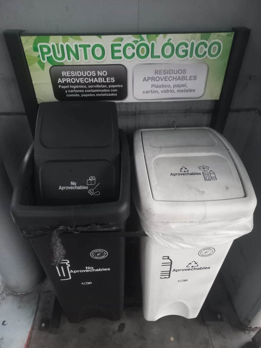 En la foto se ve un punto ecológico, el cual se encuentra instalado en el sistema.